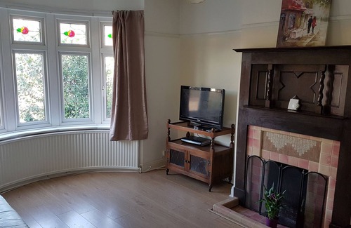 Gravesend House | Entire house sleeping up to 8 people