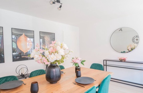 Hildesheim District House | Entire house with backyard oasis | 185 sqm | 4 bedrooms | central | Netflix
