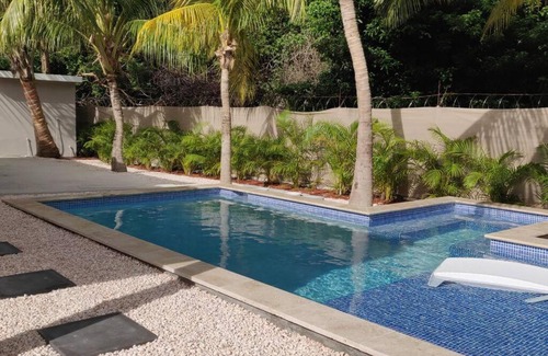 Willemstad Villa | Private House with Pool & Parking in a Prime Neighborhood