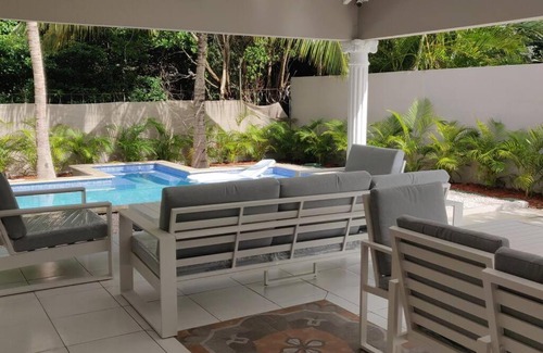 Willemstad Villa | Private House with Pool & Parking in a Prime Neighborhood