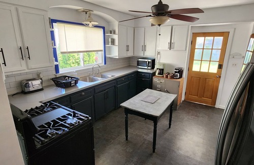 Port Clinton House | Entire house- Walk to downtown Port Clinton or Jet Express
