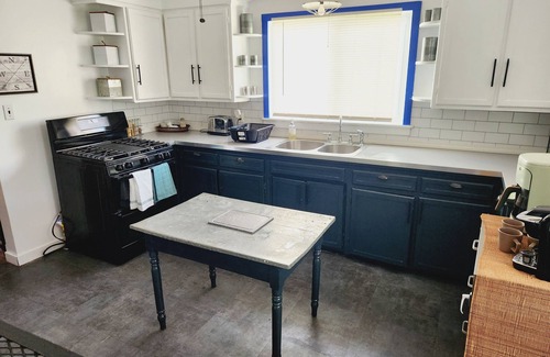 Port Clinton House | Entire house- Walk to downtown Port Clinton or Jet Express