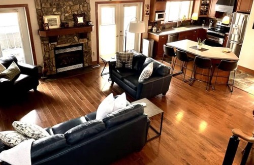 Central Okanagan House | Beautiful Waterfront Home with Private Beach and Dock
