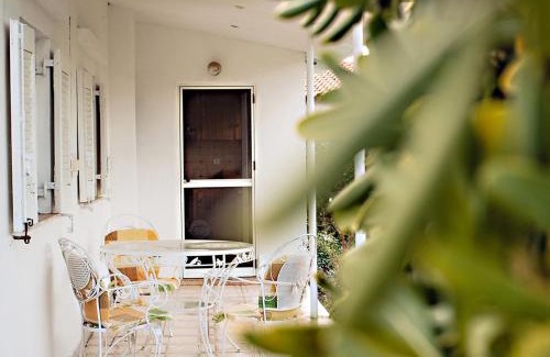 Galatas House | Cozy Beachside Retreat with Garden, Steps from the Ocean