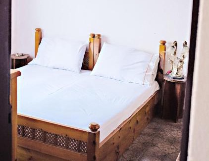 Galatas House | Cozy Beachside Retreat with Garden, Steps from the Ocean