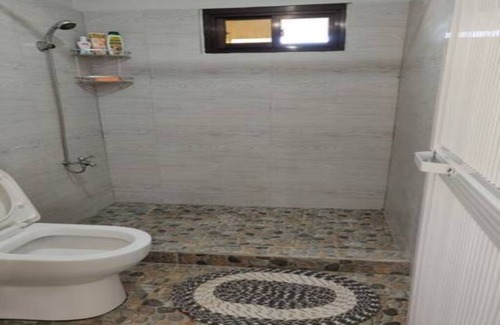 Urdaneta City House | Budget-Friendly Entire House with Karaoke and Netflix
