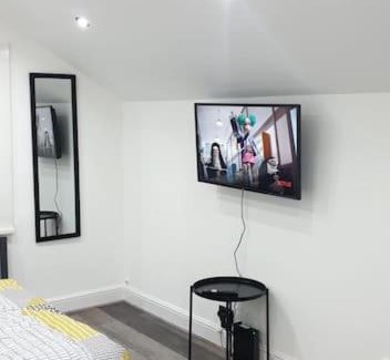 Bensham Manor Apartment | Spacious 4 Bedroom Flat with Pet-Friendly Amenities