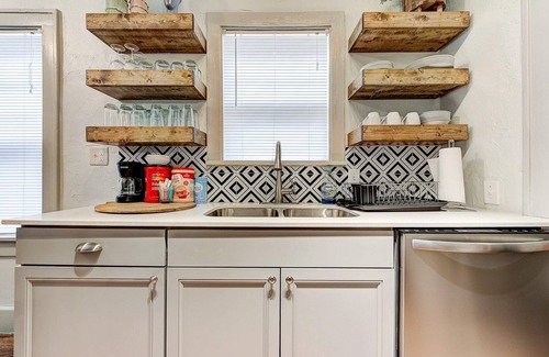 Lincoln Terrace House | Guest Rated 10/10: Entire Lincoln Lodge near Bricktown