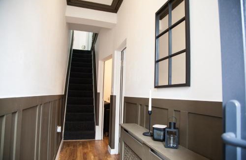Belle Vue House | Modern Home Near Peak District - Guest Rated 9.8/10