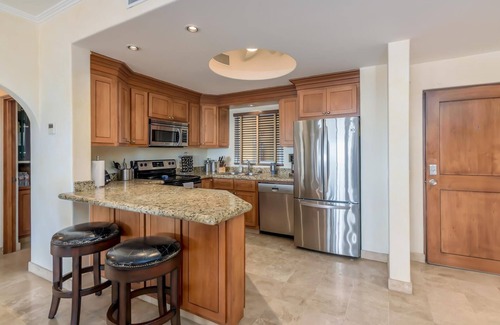 San Jose del Cabo Condo | Oceanfront Paradise: 3-Bed Condo with Spa & Spectacular Views