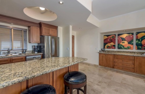 San Jose del Cabo Condo | Oceanfront Paradise: 3-Bed Condo with Spa & Spectacular Views