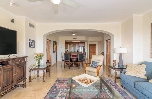 San Jose del Cabo Condo | Oceanfront Paradise: 3-Bed Condo with Spa & Spectacular Views