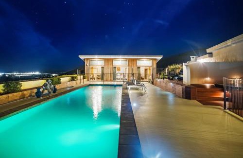 Blenheim House | Entire Poolside Accommodation