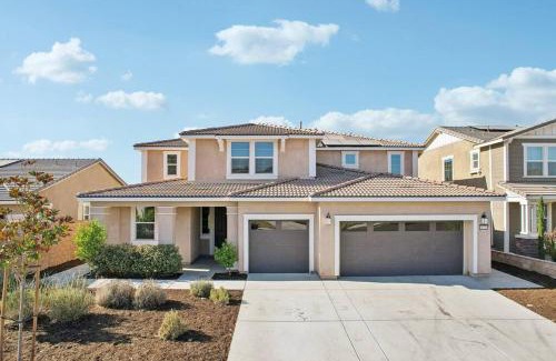 Sun City Villa | Modern 5-Bedroom Retreat with Gated Yard for Families