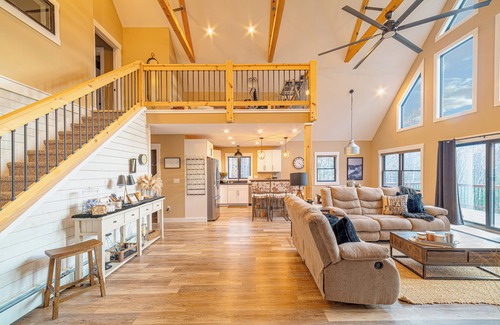 Bethel Ski Chalet | Guest Rated 10/10: Cozy Modern Farmhouse Retreat