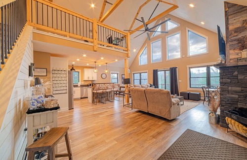 Bethel Ski Chalet | Guest Rated 10/10: Cozy Modern Farmhouse Retreat