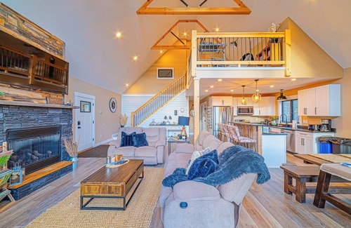 Bethel Ski Chalet | Guest Rated 10/10: Cozy Modern Farmhouse Retreat
