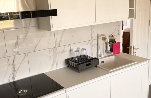 Redhill Apartment | Entire Redhill Apartment: Guest Rated 10/10 with Hot Tub