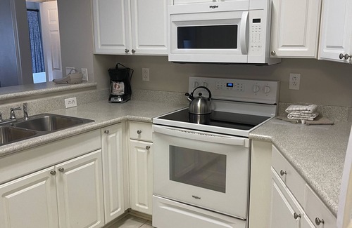 Galveston Resort | Relaxing Beachfront Condo with Infinity Pool & Hot Tub