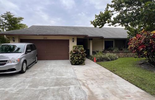 Survey Creek House | Cozy Waterfront Family Home with Beautiful Backyard View