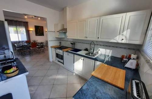 Carqueiranne House | Ideal Single-Storey Villa with Ocean View at the Port