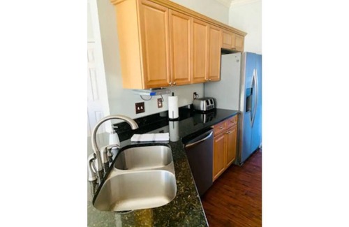 Moody House | Spacious Townhouse Near Barbers, Bass Pro & Outlet Mall