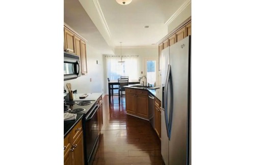 Moody House | Spacious Townhouse Near Barbers, Bass Pro & Outlet Mall