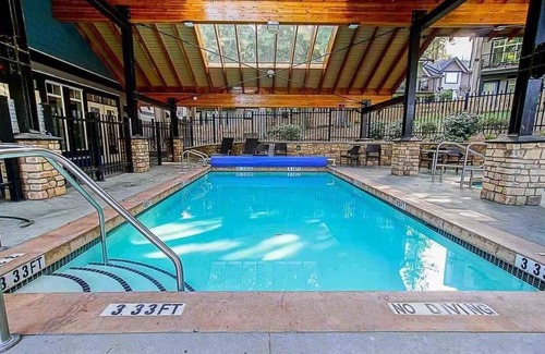 South Newton House | Entire townhouse , modern , clean, community pool and gym