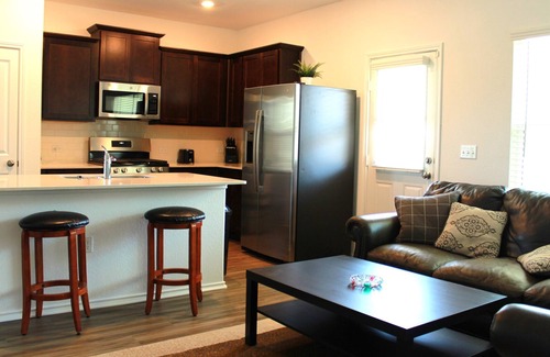 Stony Ridge North House | Entire Townhouse Near Tesla, Airport and COTA