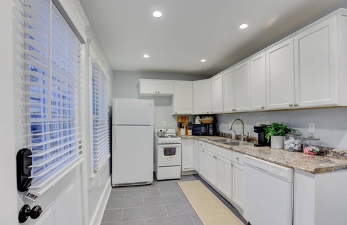 Midtown Apartment | Top-Rated 1BR Midtown Getaway with Ocean View & Parking