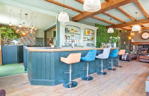Coelbren House | Relaxing Waterfall Country Escape: Perfect for 19 Guests