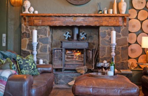 Coelbren House | Relaxing Waterfall Country Escape: Perfect for 19 Guests