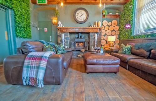 Coelbren House | Relaxing Waterfall Country Escape: Perfect for 19 Guests