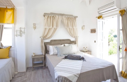 Hacımemis Villa | Spacious Villa with 8 Rooms in Alacati, Family-Friendly