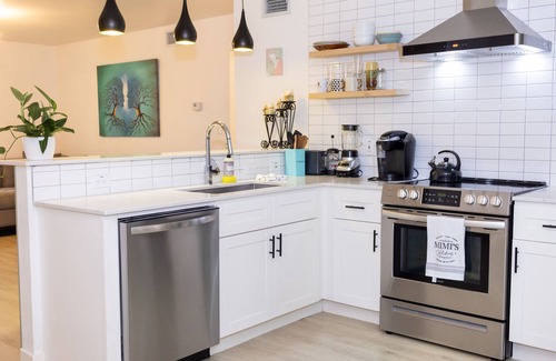Wooten Condo | Cozy Condo Retreat in North Central Austin with Spa & Breakfast