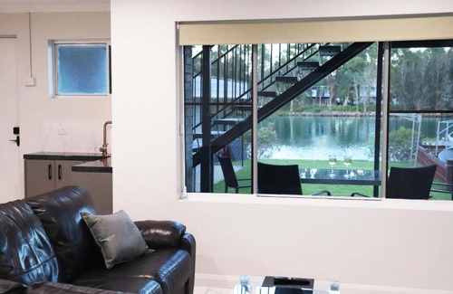 Dora Creek Apartment | ENTIRE WATERFRONT UNIT free WIFI