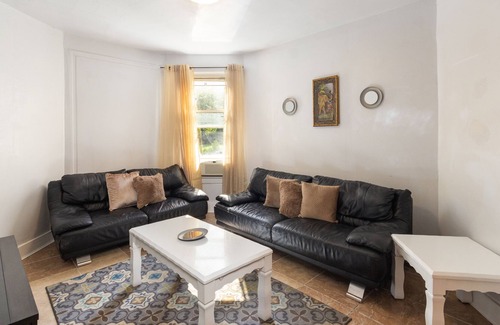 Ampere House | EntireHouse Belleville 4Bedroom 2Bath kingbed