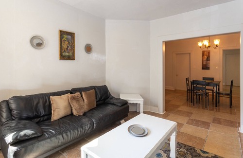 Ampere House | EntireHouse Belleville 4Bedroom 2Bath kingbed