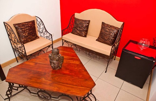 Entre-Deux House | Discover Entre Deux Rêves: Pool, Spa & Dining Awaits!