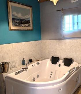 Marindia Apartment | Escape to Nature: Steps from the Beach with Hot Tub