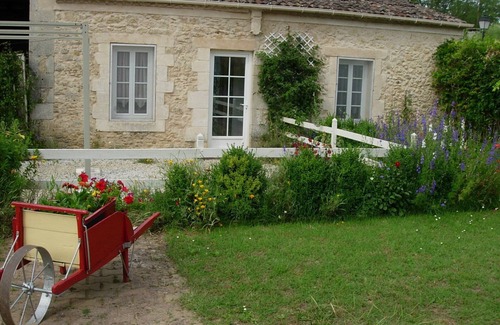 Leogeats House | Relaxing Retreat: Entre Vigne et Forêt with Pool & Pets Welcome