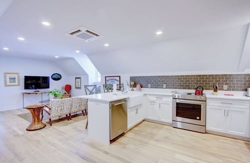 Charleston Historic District Condo | Prime Location with Pet-Friendly Amenities and Spa Access