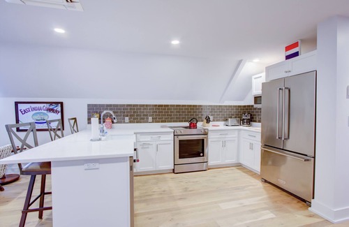 Charleston Historic District Condo | Prime Location with Pet-Friendly Amenities and Spa Access