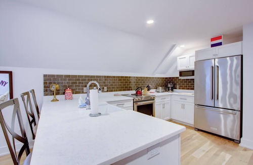 Charleston Historic District Condo | Prime Location with Pet-Friendly Amenities and Spa Access