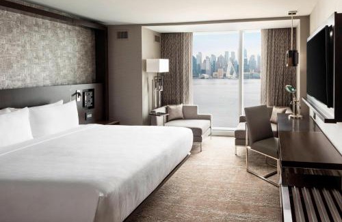 Weehawken Hotel | Stylish Envue Hotel: Pet-Friendly with Modern Amenities