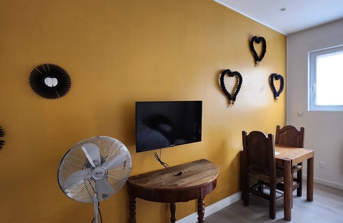 Epernay House | Cozy Epernay Hyper-Center Room with Kitchen & Breakfast