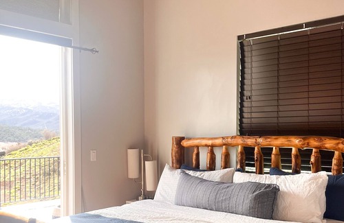Cottonwood Heights House | Modern 2 Bedroom Lake House Retreat - Pet and Child Friendly