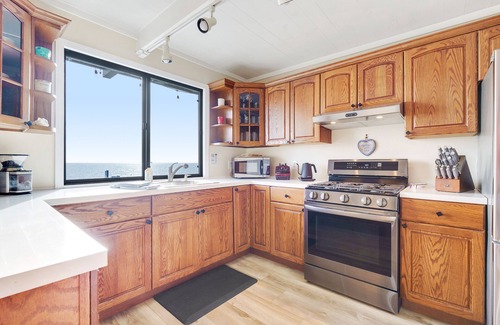 Bodega Bay House | Oceanfront Retreat with 180° Views & Pet-Friendly Amenities