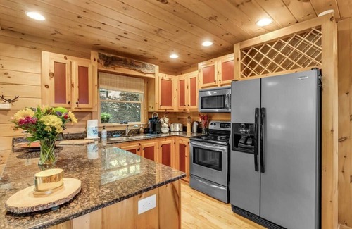 Walnut Mountain Cabin | Relaxing Stay with Hot Tub & Scenic Views for 6 Guests