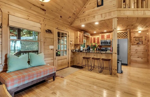 Walnut Mountain Cabin | Relaxing Stay with Hot Tub & Scenic Views for 6 Guests